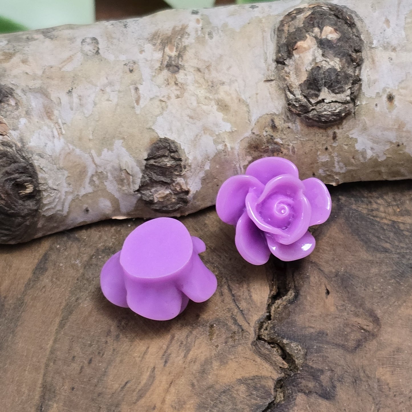 Das Bild zeigt 2 Cabochons Rose – 14mm – Violett – Mystische Akzente für deine Schmuckkreationen 💜🌹