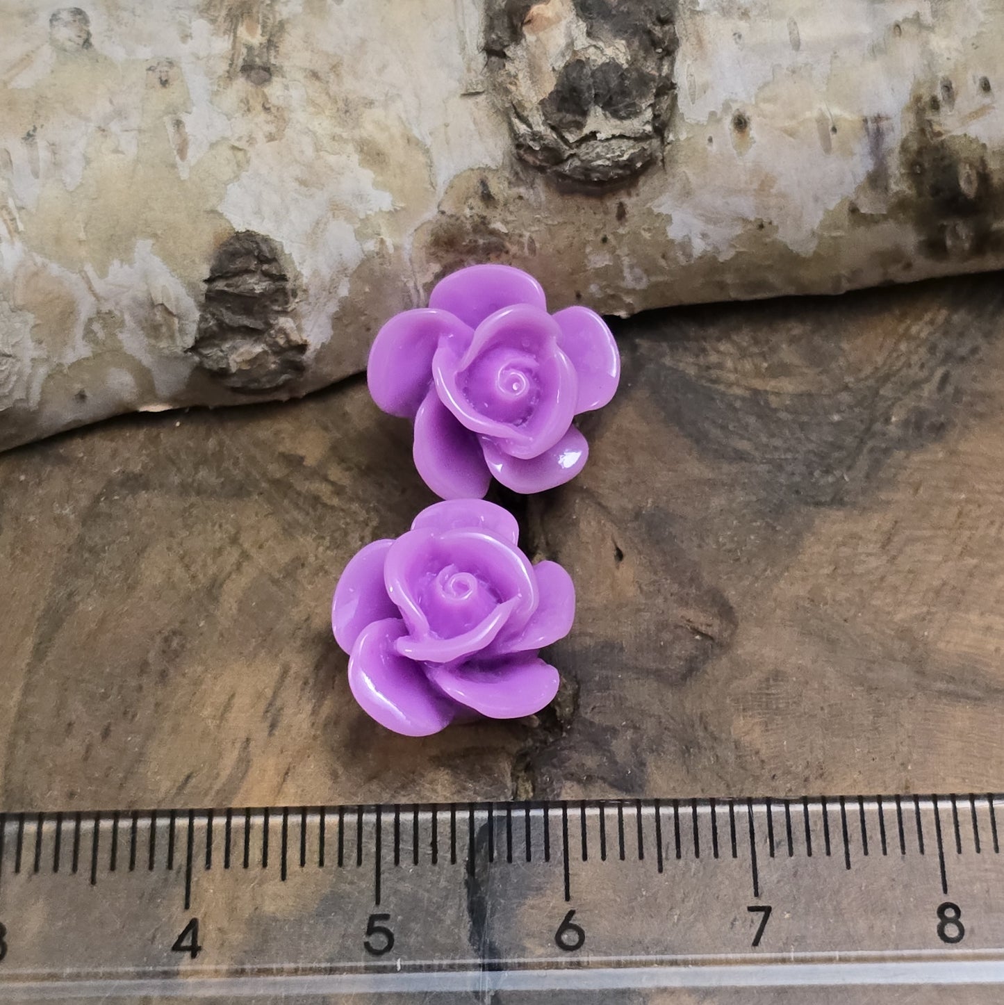 Das Bild zeigt 2 Cabochons Rose – 14mm – Violett – Mystische Akzente für deine Schmuckkreationen 💜🌹