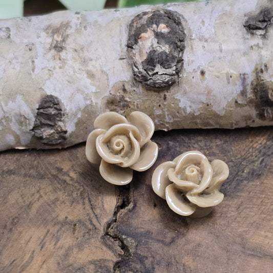 Das Bild zeigt 2 Cabochons Rose – 14mm – Cappuccino – Warme Akzente für deine Schmuckkreationen ☕🌹