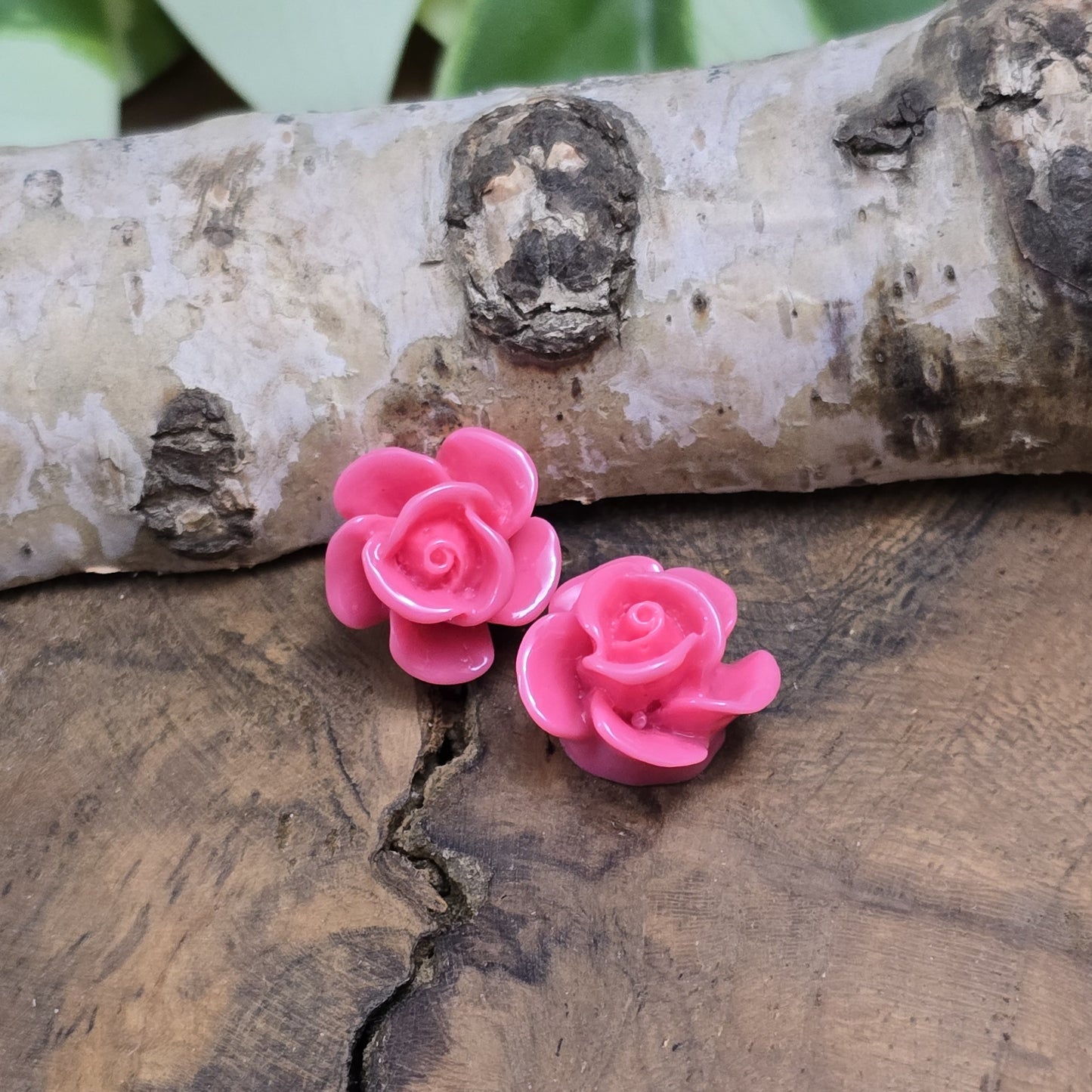 Das Bild zeigt 2 Cabochons Rose – 14mm – Vintage Pink – Nostalgische Akzente für deine Schmuckkreationen 🌸🌹