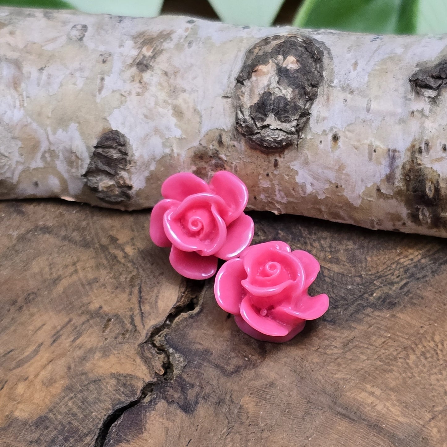 Das Bild zeigt 2 Cabochons Rose – 14mm – Vintage Pink – Nostalgische Akzente für deine Schmuckkreationen 🌸🌹