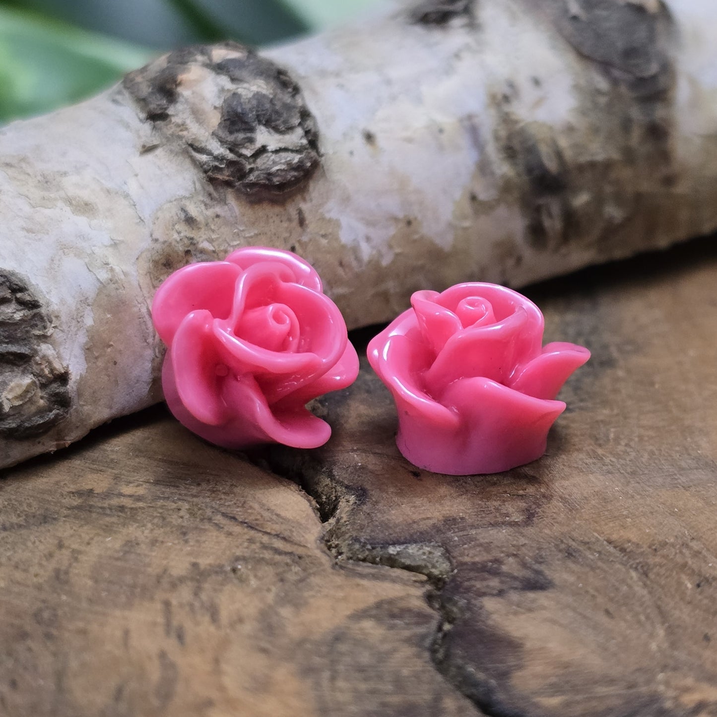 Das Bild zeigt 2 Cabochons Rose – 14mm – Vintage Pink – Nostalgische Akzente für deine Schmuckkreationen 🌸🌹