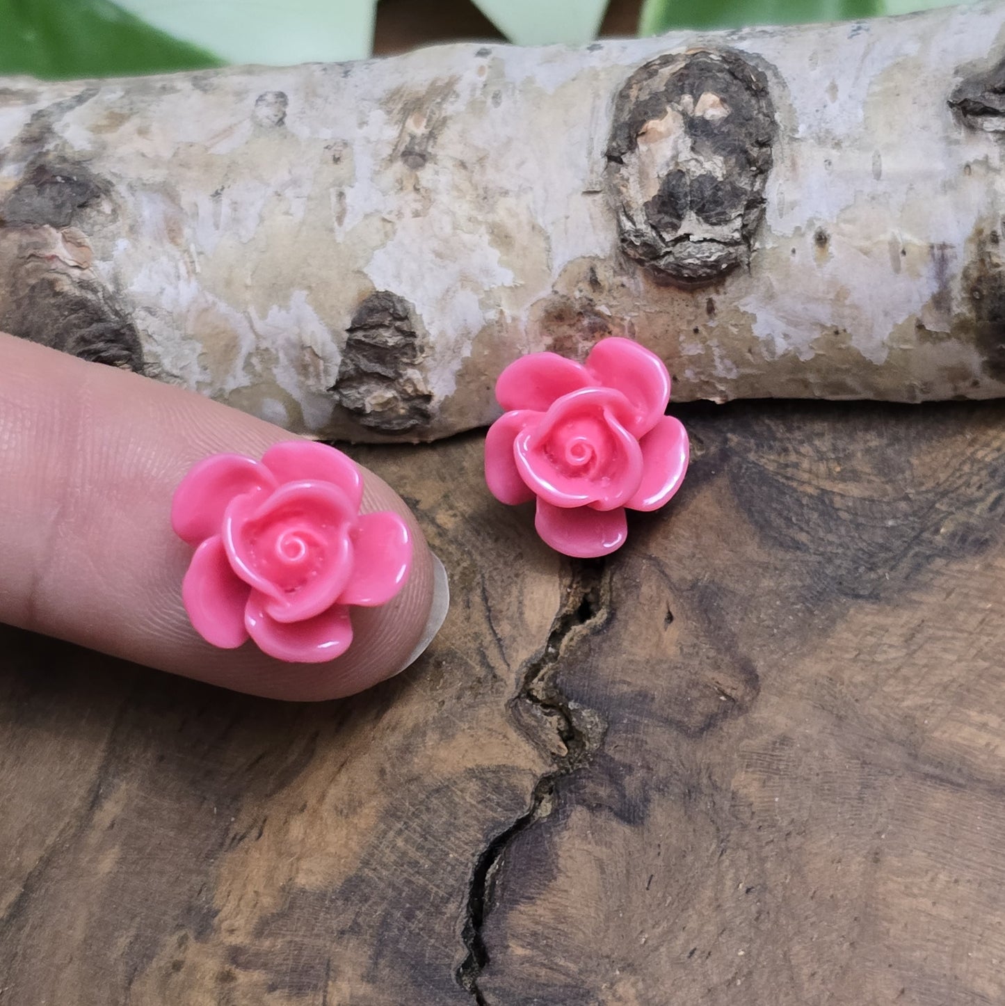 Das Bild zeigt 2 Cabochons Rose – 14mm – Vintage Pink – Nostalgische Akzente für deine Schmuckkreationen 🌸🌹