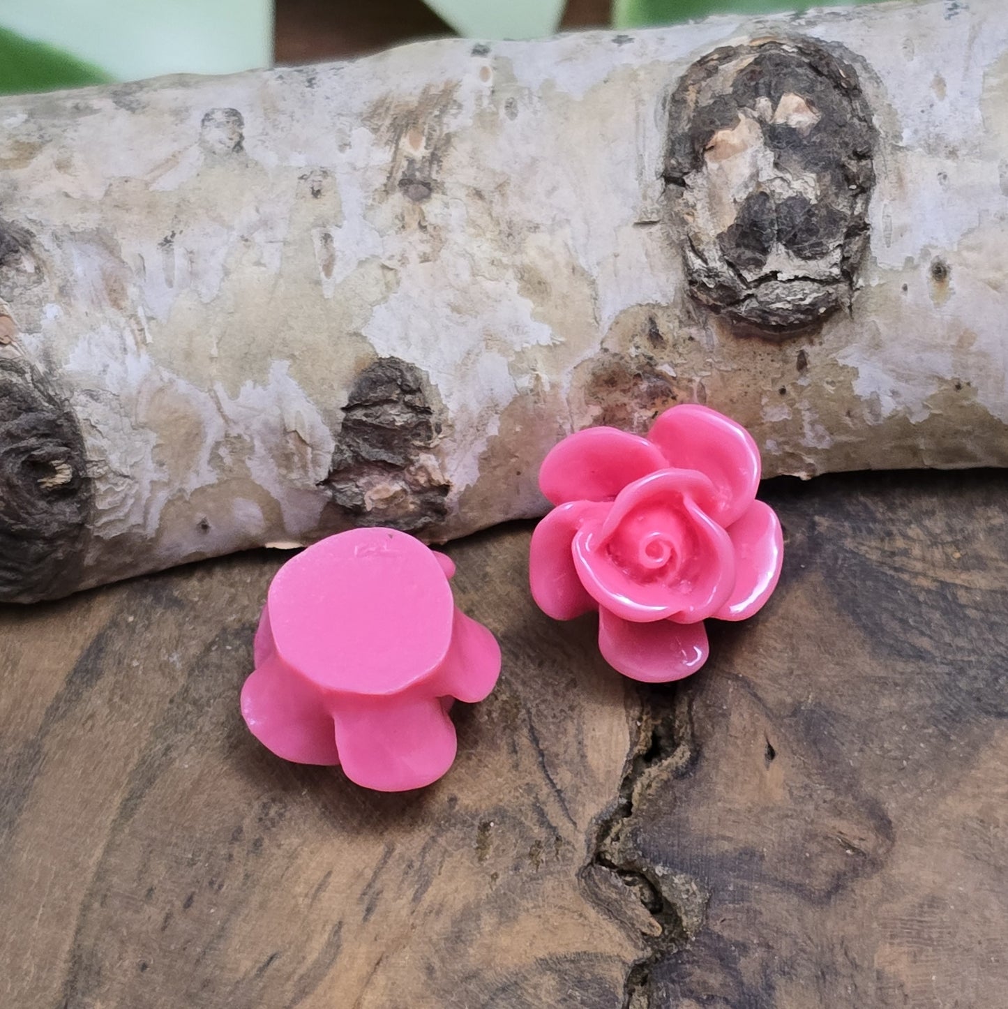 Das Bild zeigt 2 Cabochons Rose – 14mm – Vintage Pink – Nostalgische Akzente für deine Schmuckkreationen 🌸🌹