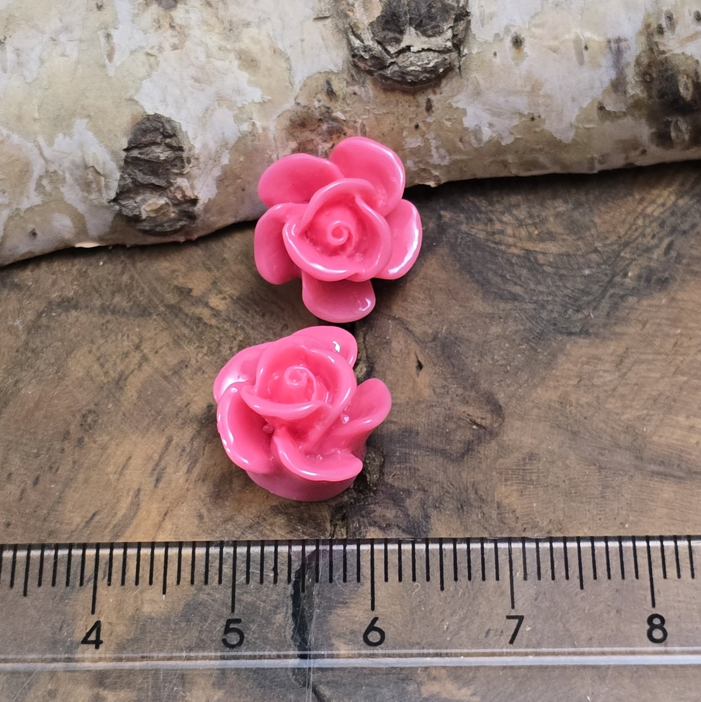 Das Bild zeigt 2 Cabochons Rose – 14mm – Vintage Pink – Nostalgische Akzente für deine Schmuckkreationen 🌸🌹
