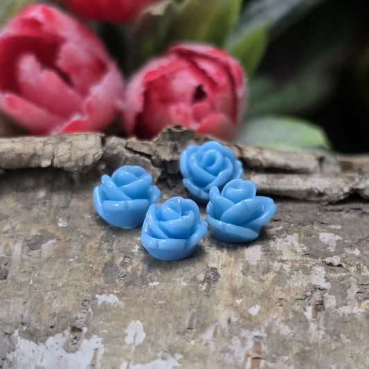 Das Bild zeigt 4 Cabochons Rose Mini – 7mm – Hellblau – Sanfte Akzente für deine Schmuckkreationen 💙🌹