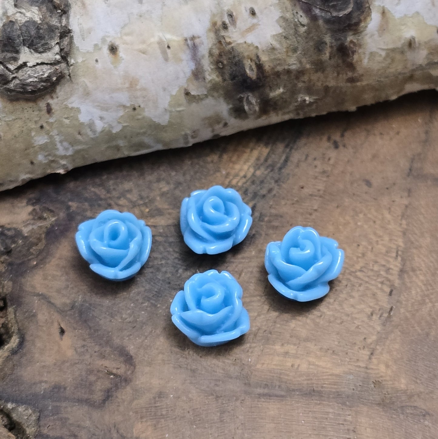 Das Bild zeigt 4 Cabochons Rose Mini – 7mm – Hellblau – Sanfte Akzente für deine Schmuckkreationen 💙🌹