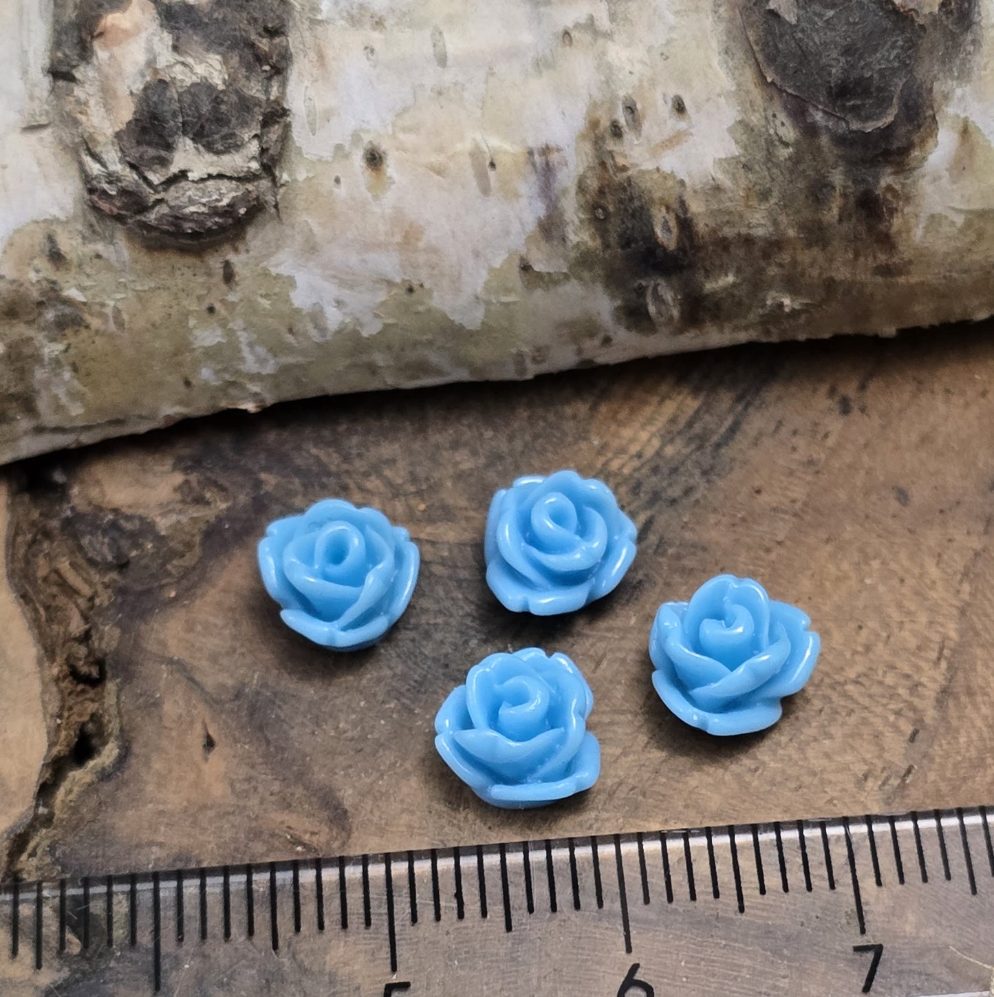 Das Bild zeigt 4 Cabochons Rose Mini – 7mm – Hellblau – Sanfte Akzente für deine Schmuckkreationen 💙🌹