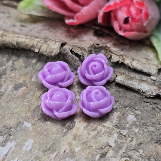 Das Bild zeigt 4 Cabochons Rose Mini – 9mm – Violett – Elegante Akzente für deine Schmuckkreationen 💜🌹