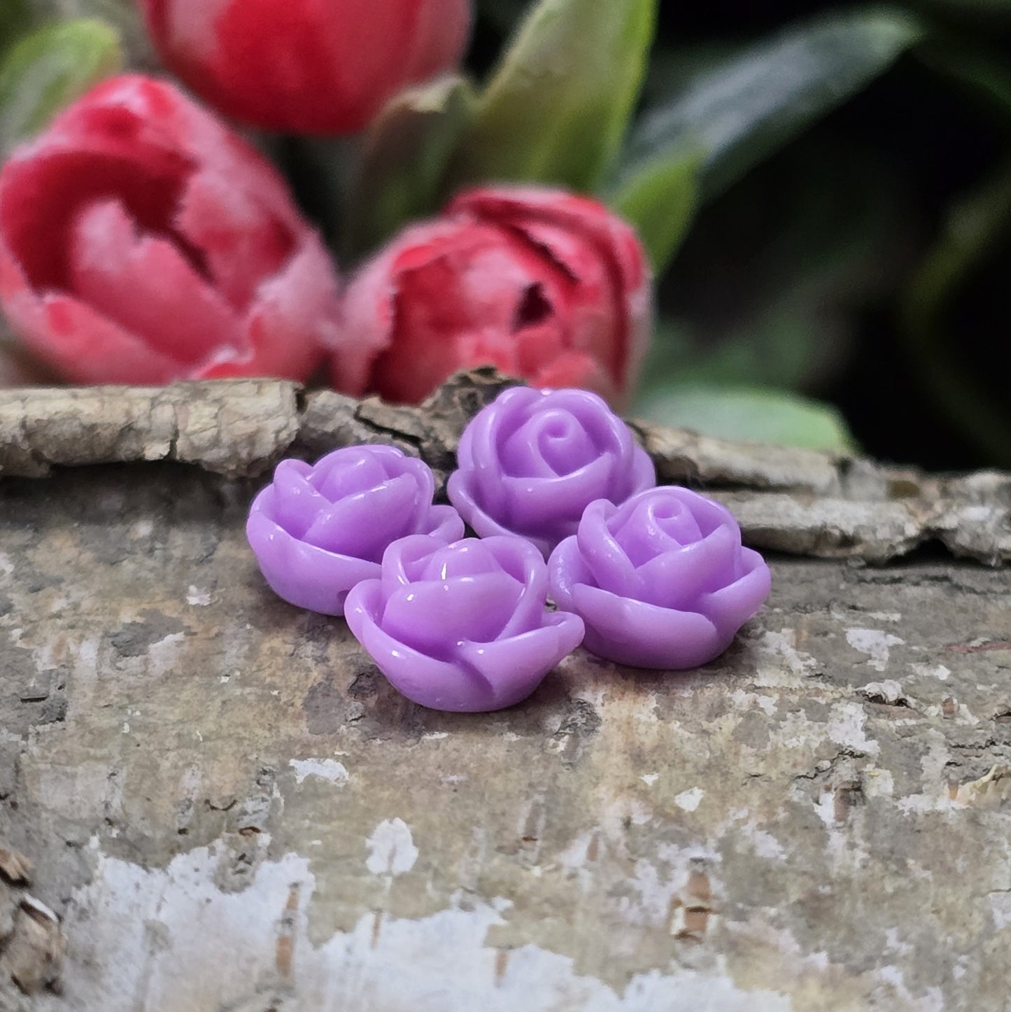 Das Bild zeigt 4 Cabochons Rose Mini – 9mm – Violett – Elegante Akzente für deine Schmuckkreationen 💜🌹