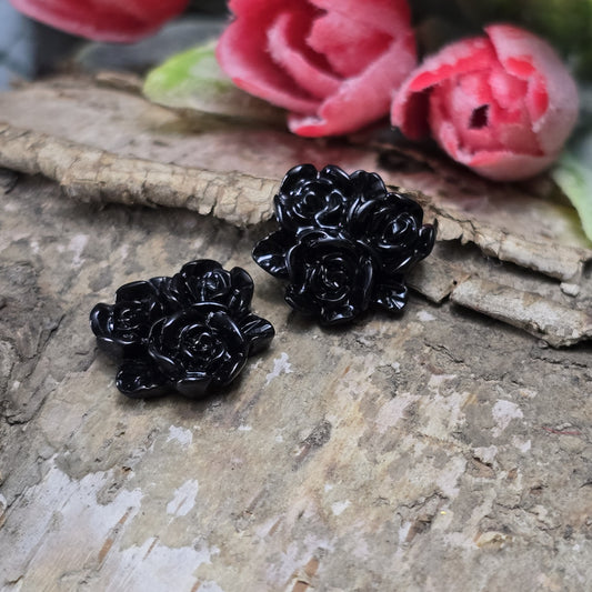 Das Bild zeigt Cabochons Rosentrio – 14mm – Schwarz – Stilvolle Akzente für deine Schmuckkreationen 🖤🌹