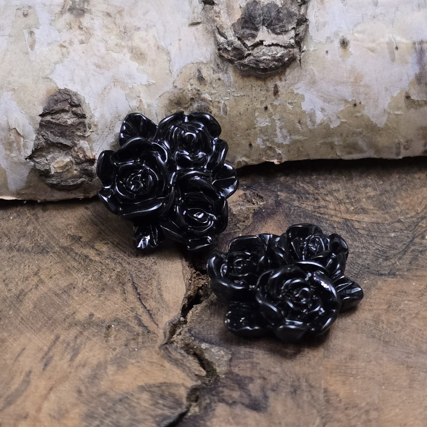 Das Bild zeigt Cabochons Rosentrio – 14mm – Schwarz – Stilvolle Akzente für deine Schmuckkreationen 🖤🌹