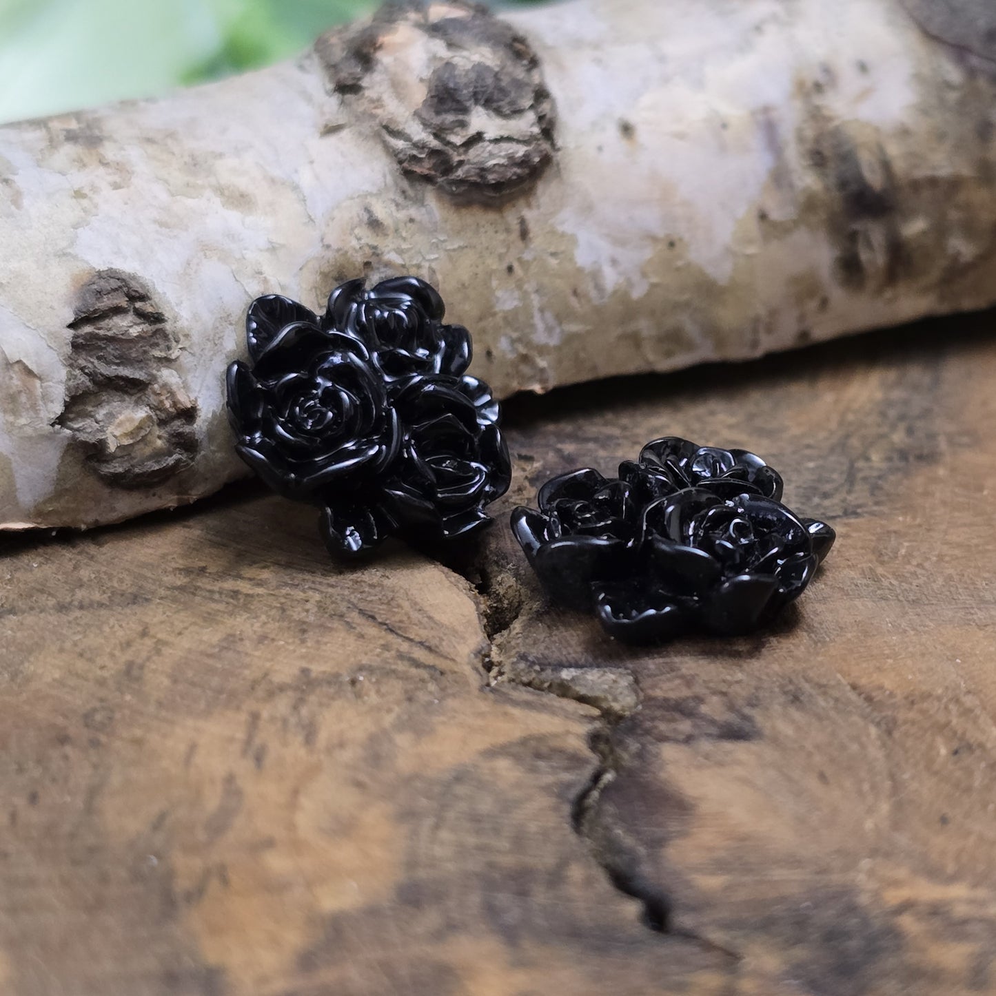 Das Bild zeigt Cabochons Rosentrio – 14mm – Schwarz – Stilvolle Akzente für deine Schmuckkreationen 🖤🌹