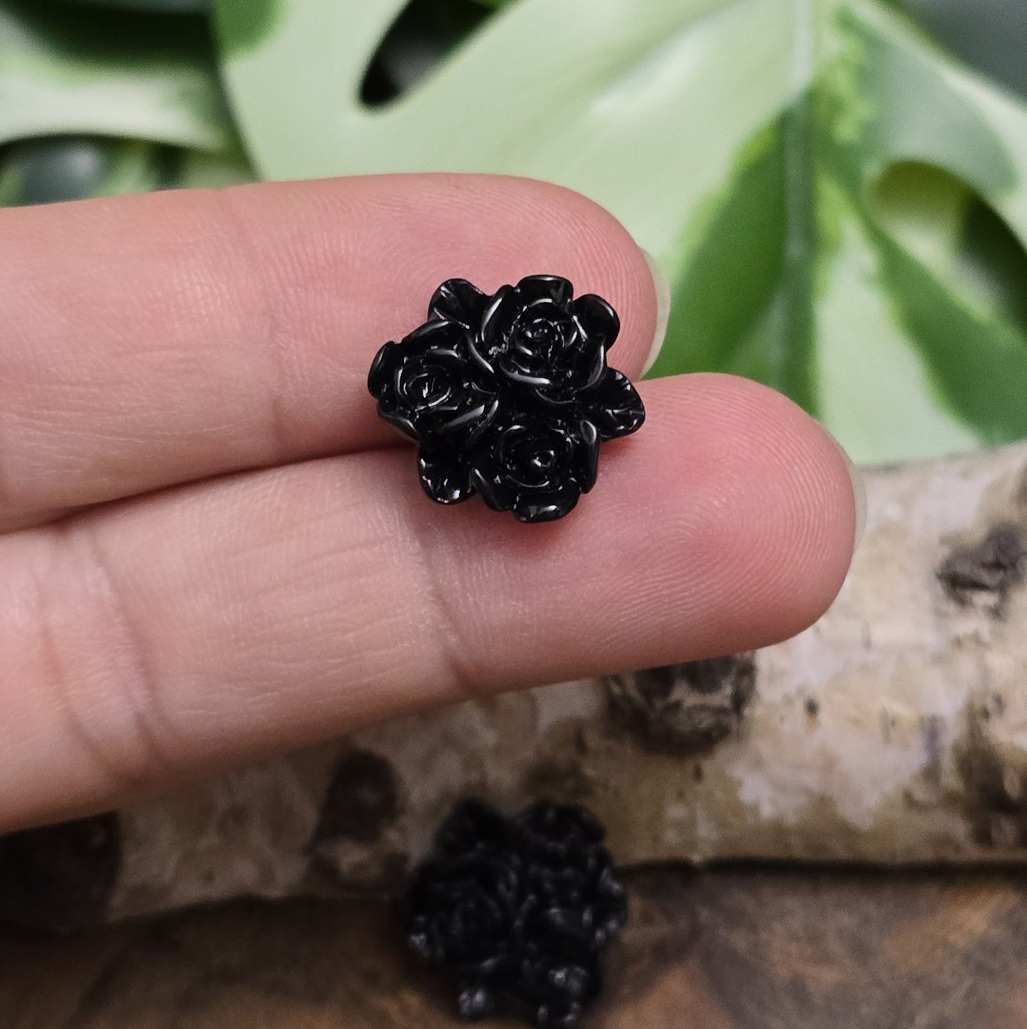 Das Bild zeigt Cabochons Rosentrio – 14mm – Schwarz – Stilvolle Akzente für deine Schmuckkreationen 🖤🌹