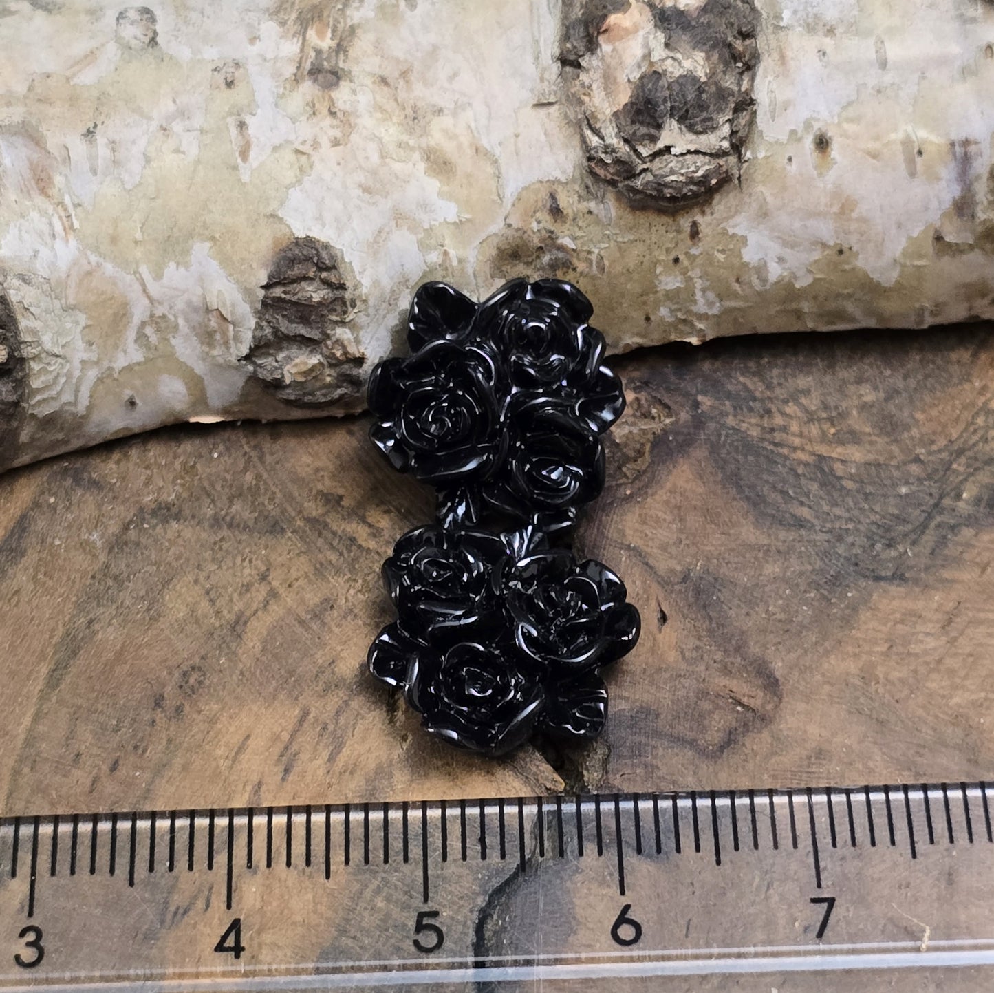 Das Bild zeigt Cabochons Rosentrio – 14mm – Schwarz – Stilvolle Akzente für deine Schmuckkreationen 🖤🌹