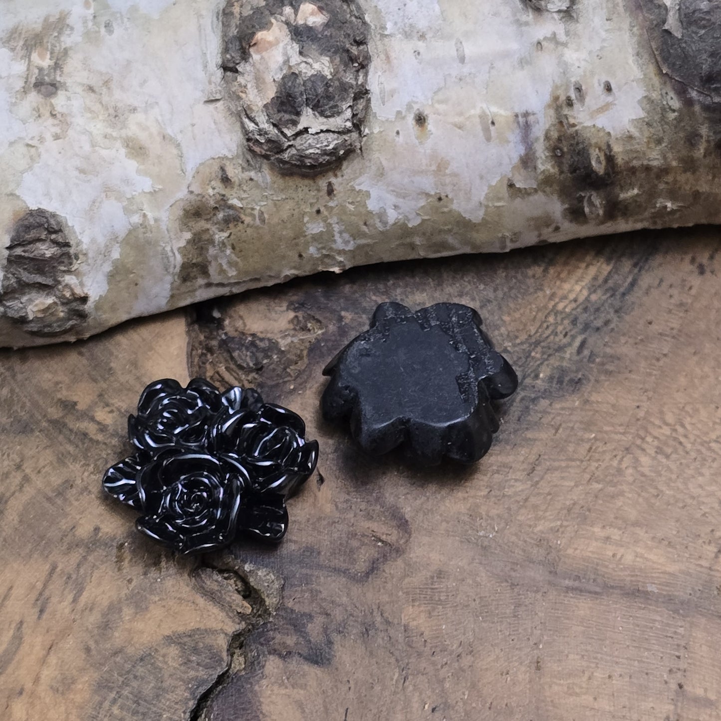 Das Bild zeigt Cabochons Rosentrio – 14mm – Schwarz – Stilvolle Akzente für deine Schmuckkreationen 🖤🌹