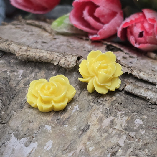 Das Bild zeigt Cabochons Rosenblüte – 14mm – Gelb – Fröhliche Akzente für deine Schmuckkreationen 🌼🌹