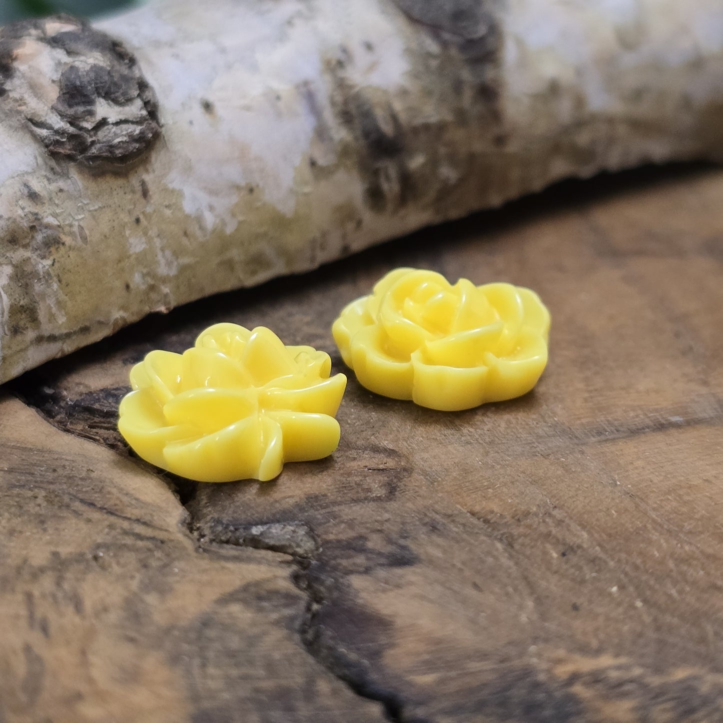 Das Bild zeigt Cabochons Rosenblüte – 14mm – Gelb – Fröhliche Akzente für deine Schmuckkreationen 🌼🌹