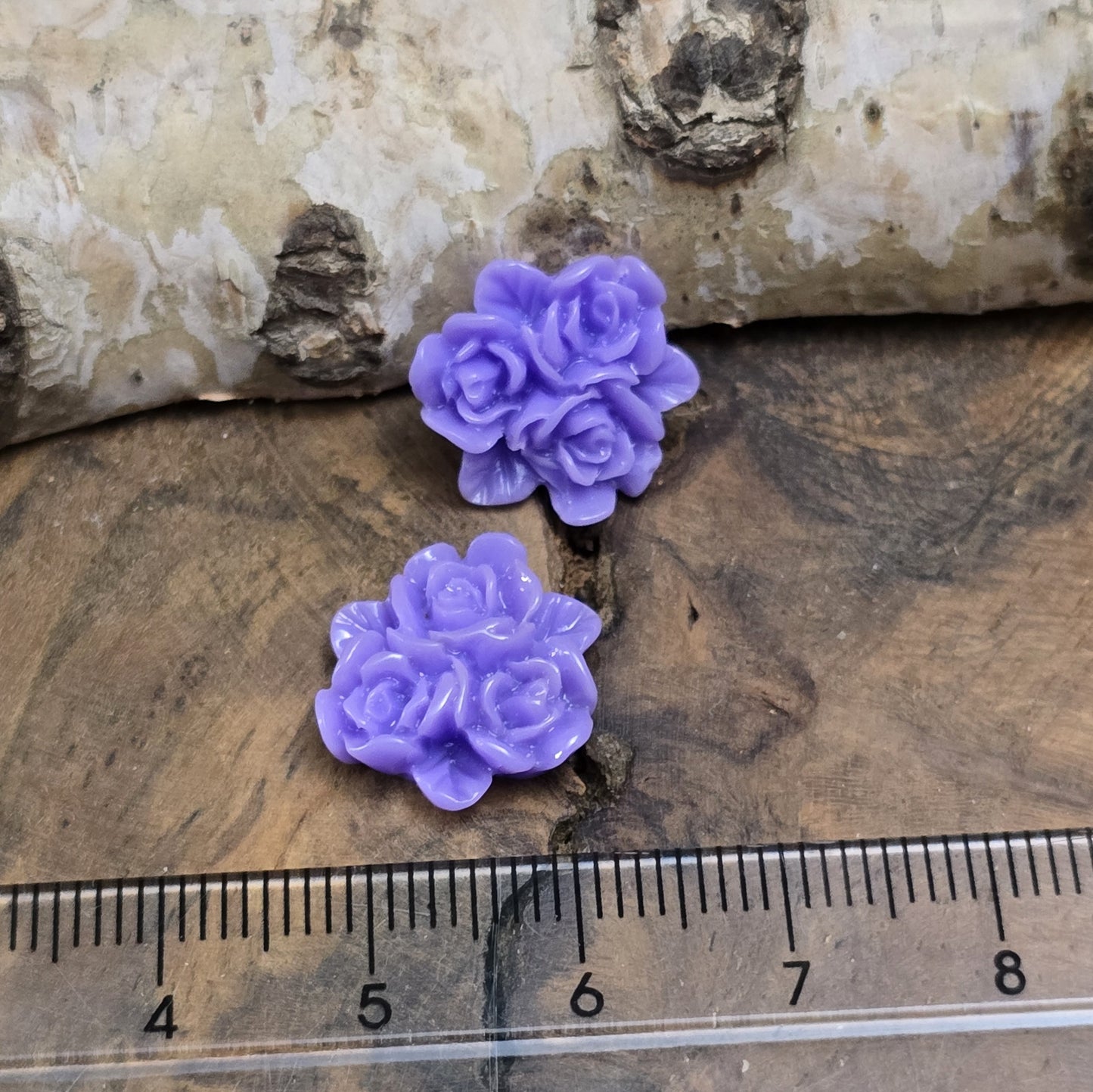 Das Bild zeit Cabochons Rosentrio – 14mm – Lila – Elegante Akzente für deine Schmuckkreationen 💜🌹