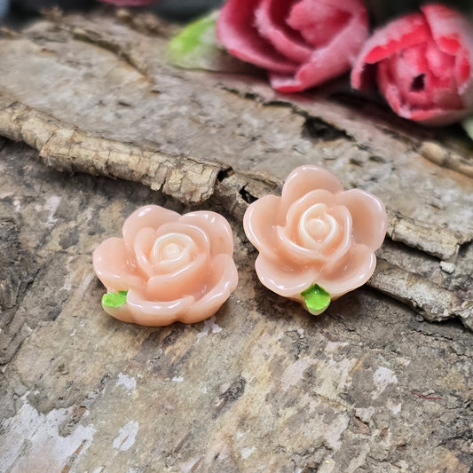 Das Bild zeigt 2 Cabochons offene Rose – 15mm – Apricot – Zarte Akzente für deine Schmuckkreationen 🍑🌹