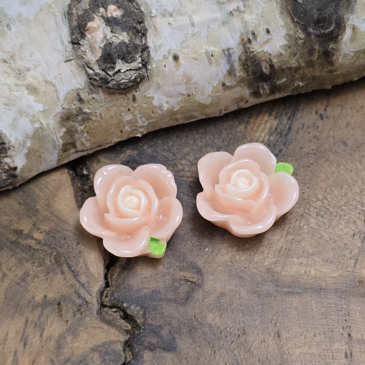Das Bild zeigt 2 Cabochons offene Rose – 15mm – Apricot – Zarte Akzente für deine Schmuckkreationen 🍑🌹