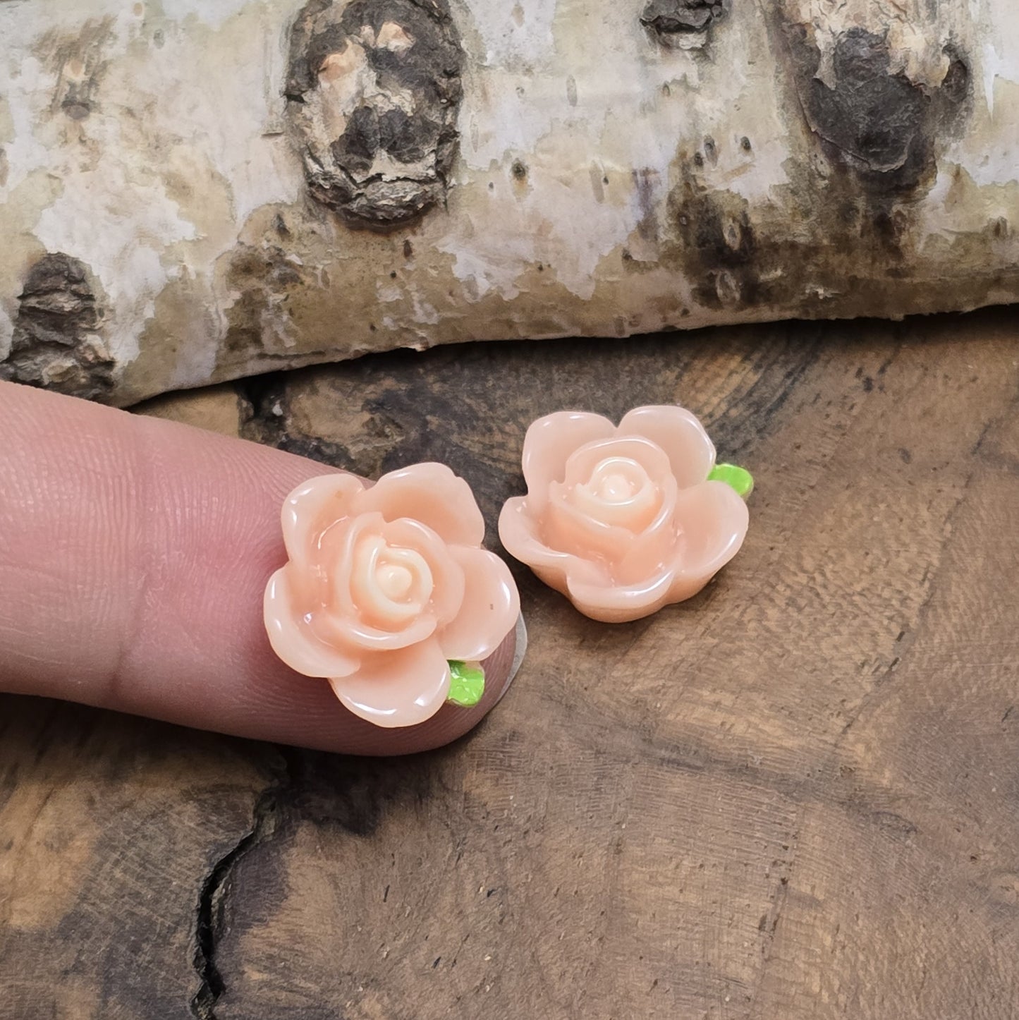 Das Bild zeigt 2 Cabochons offene Rose – 15mm – Apricot – Zarte Akzente für deine Schmuckkreationen 🍑🌹