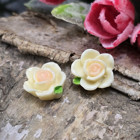 Das Bild zeigt 2 Cabochons offene Rose – 15mm – Zartgelb – Fröhliche Akzente für deine Schmuckkreationen 💛🌹