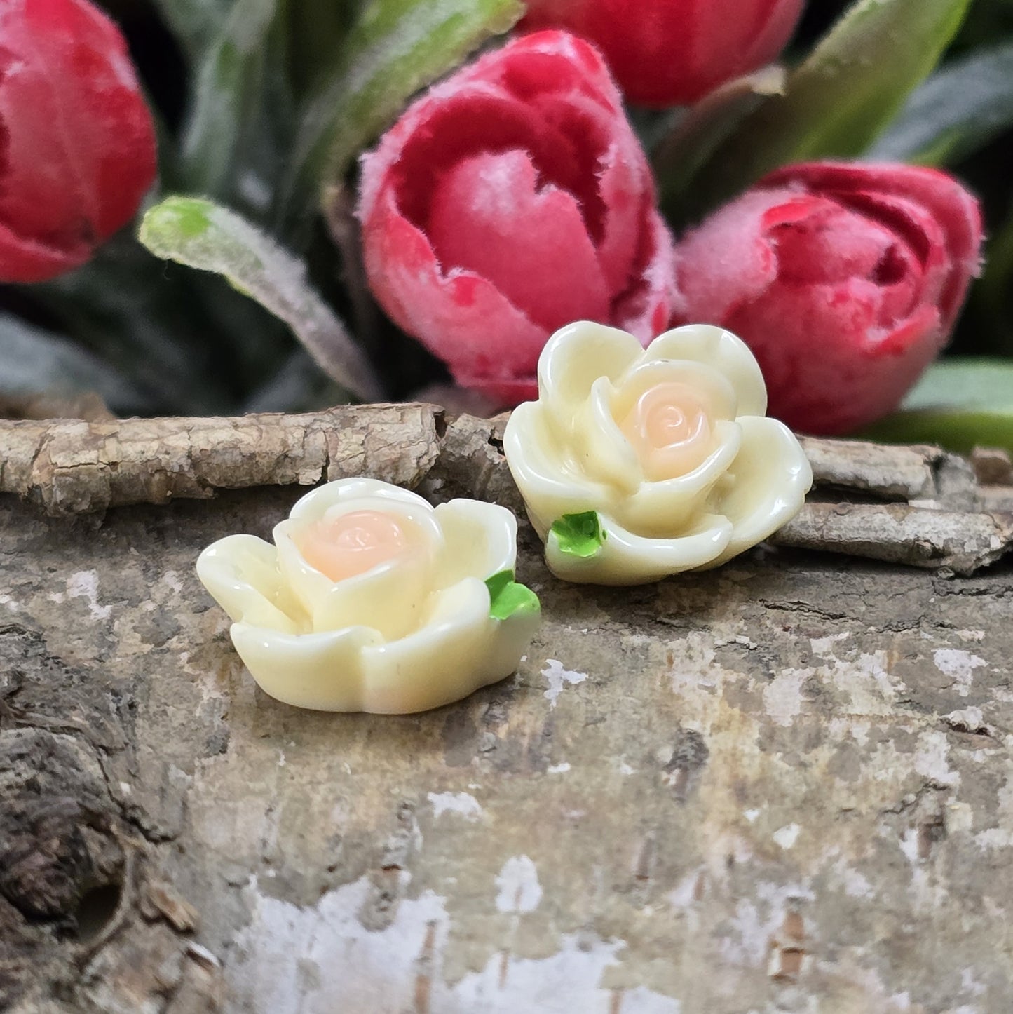 Das Bild zeigt 2 Cabochons offene Rose – 15mm – Zartgelb – Fröhliche Akzente für deine Schmuckkreationen 💛🌹