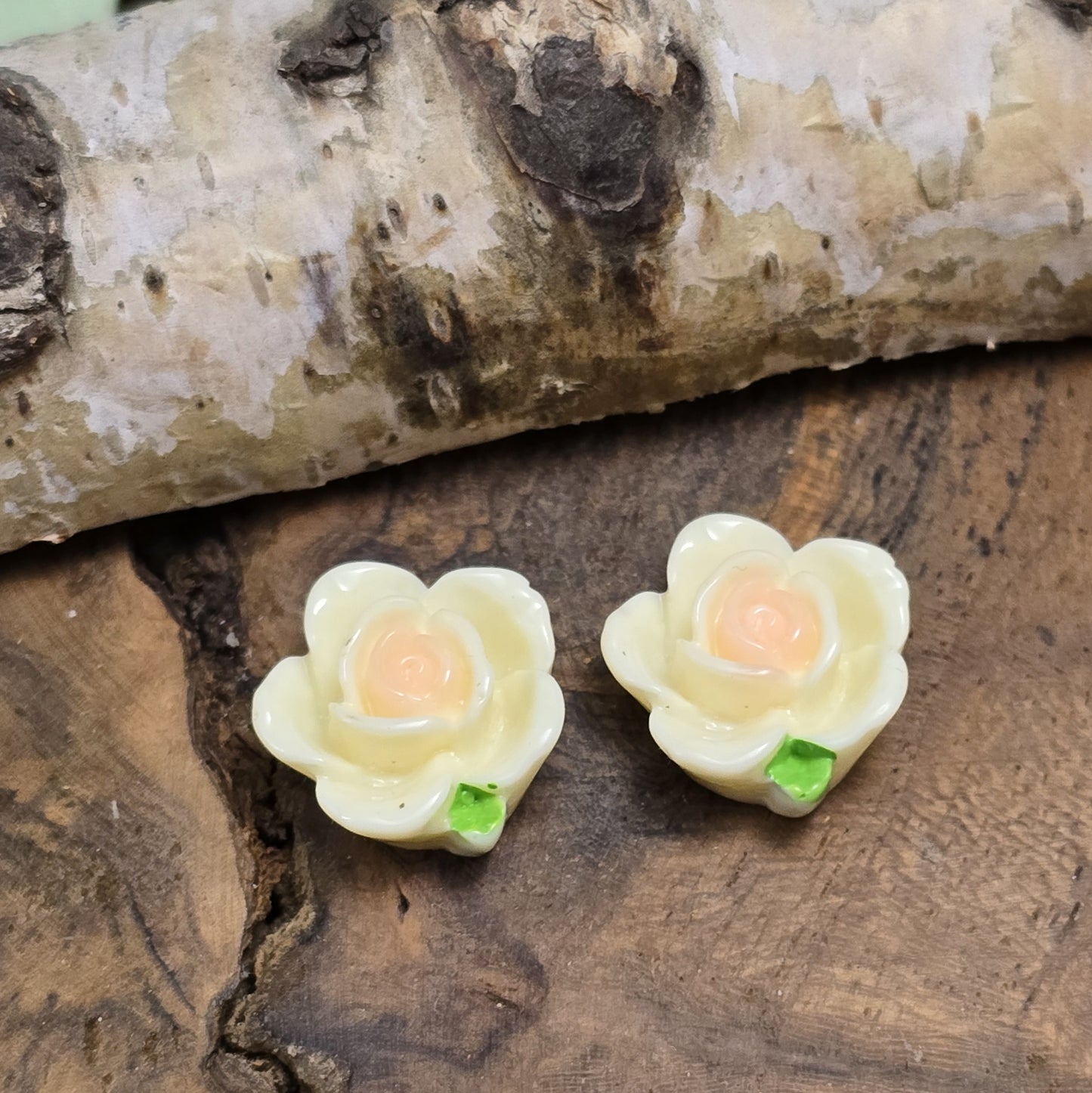 Das Bild zeigt 2 Cabochons offene Rose – 15mm – Zartgelb – Fröhliche Akzente für deine Schmuckkreationen 💛🌹