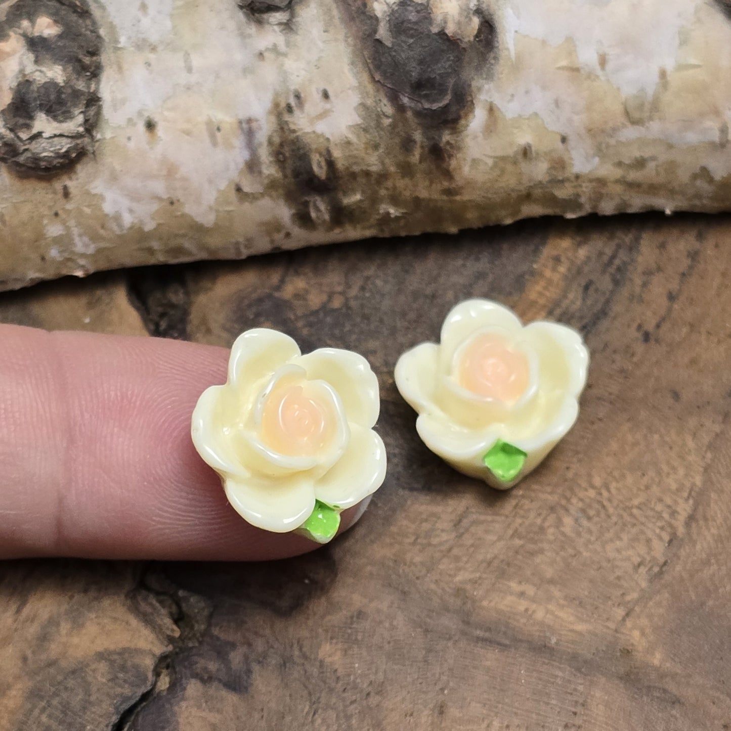 Das Bild zeigt 2 Cabochons offene Rose – 15mm – Zartgelb – Fröhliche Akzente für deine Schmuckkreationen 💛🌹