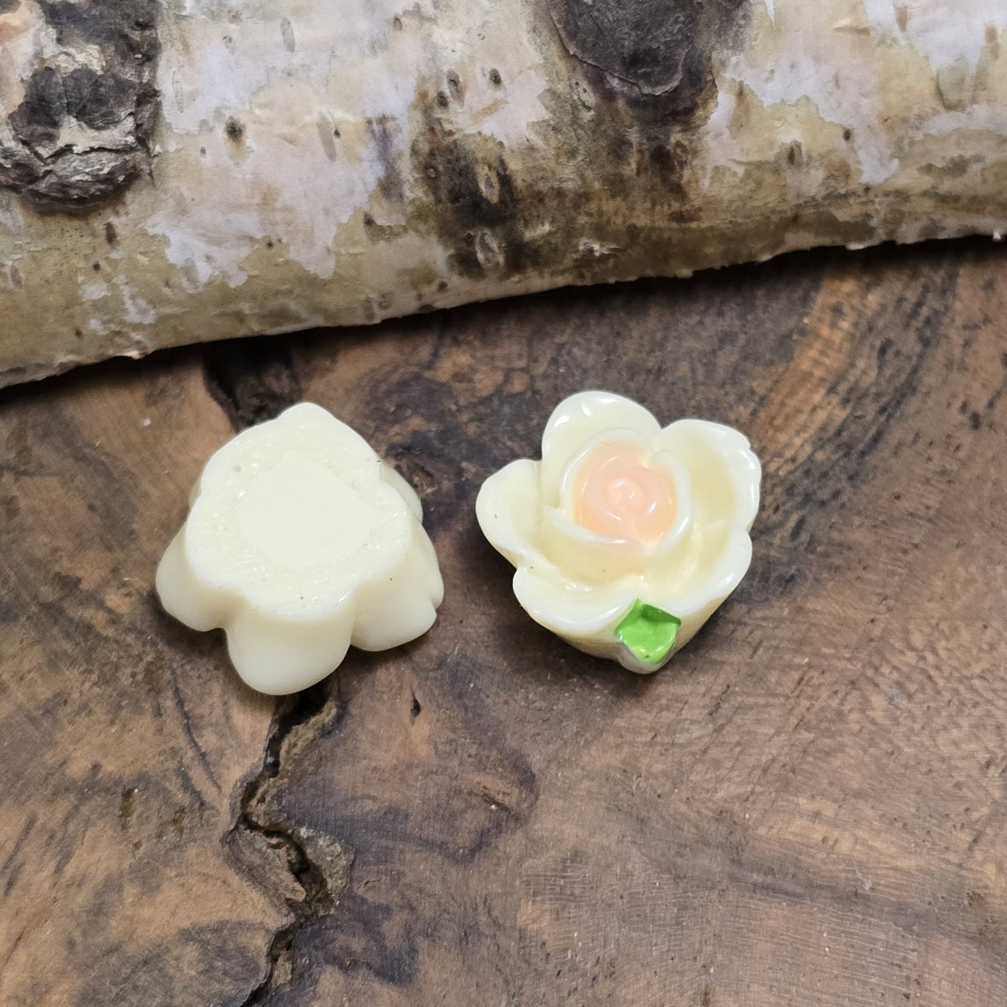 Das Bild zeigt 2 Cabochons offene Rose – 15mm – Zartgelb – Fröhliche Akzente für deine Schmuckkreationen 💛🌹