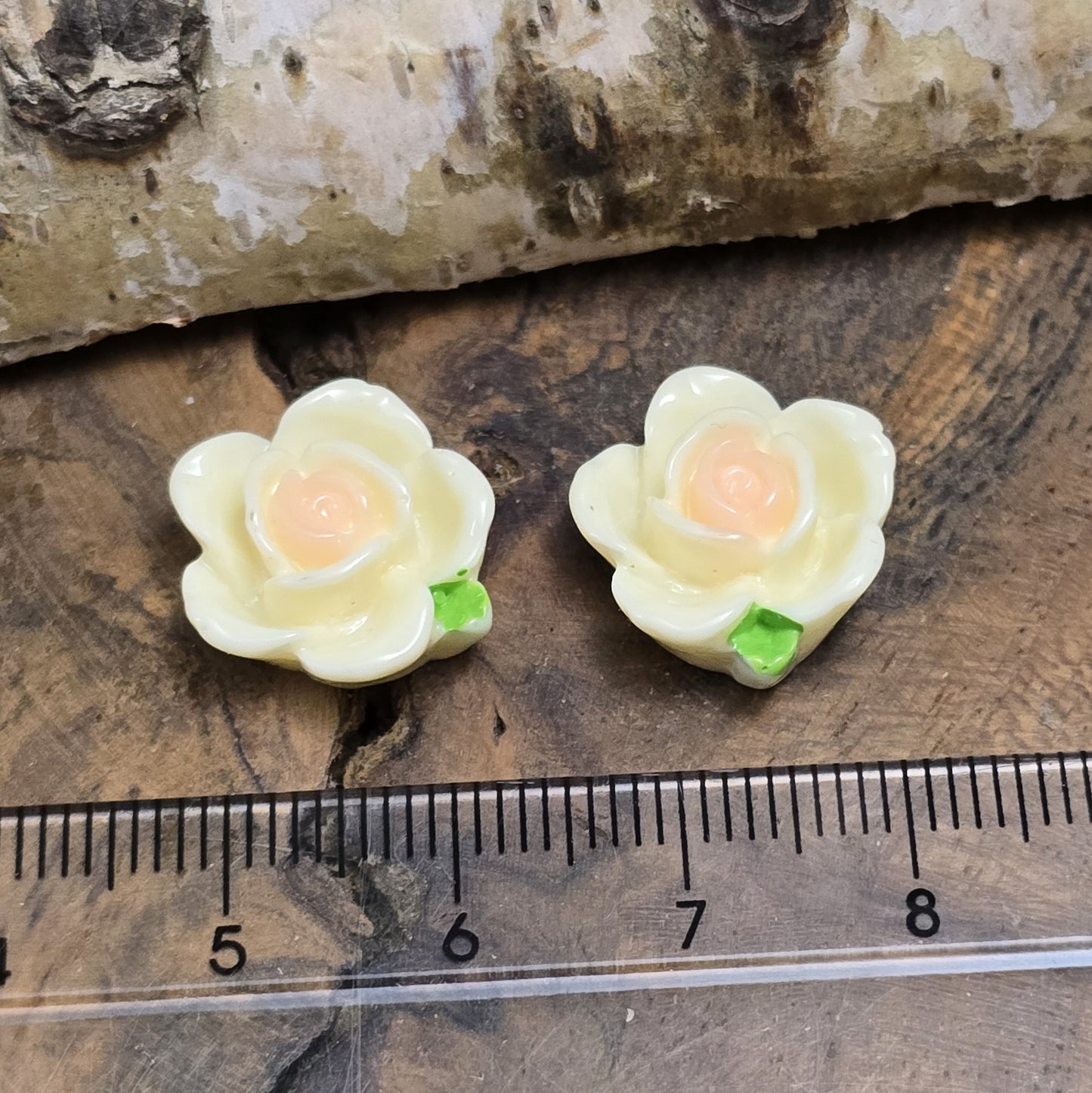 Das Bild zeigt 2 Cabochons offene Rose – 15mm – Zartgelb – Fröhliche Akzente für deine Schmuckkreationen 💛🌹