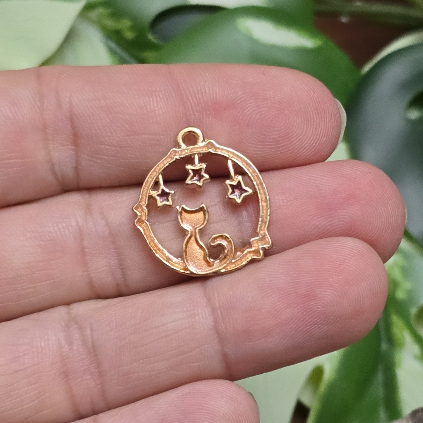 Diese charmanten goldfarbenen Anhänger (21mm) mit einer glitzernden apricotfarbenen Katze und roten Sternen verleihen deinen Schmuck- und Bastelprojekten eine besondere Note. Die Kombination aus warmem Apricot, leuchtenden Sternen und goldfarbener Fassung macht diese Anhänger zu einem echten Blickfang – ideal für individuelle Ketten, Armbänder oder Ohrringe!