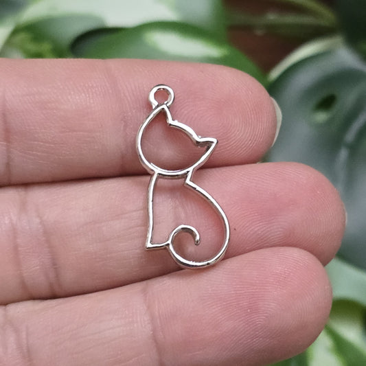 Das Bild zeigt einen filigranen Anhänger in Katzenform. Die Anhänger sind silberfarben und zeichnen sich durch ein zartes, detailliertes Design aus. Die Katzen sind elegant und geschwungen, mit feinen Linien und einer klaren, minimalistischen Form. Die Anhänger haben eine Größe von ca. 25mm und eignen sich perfekt für die Schmuckherstellung oder als dekorative Accessoires.