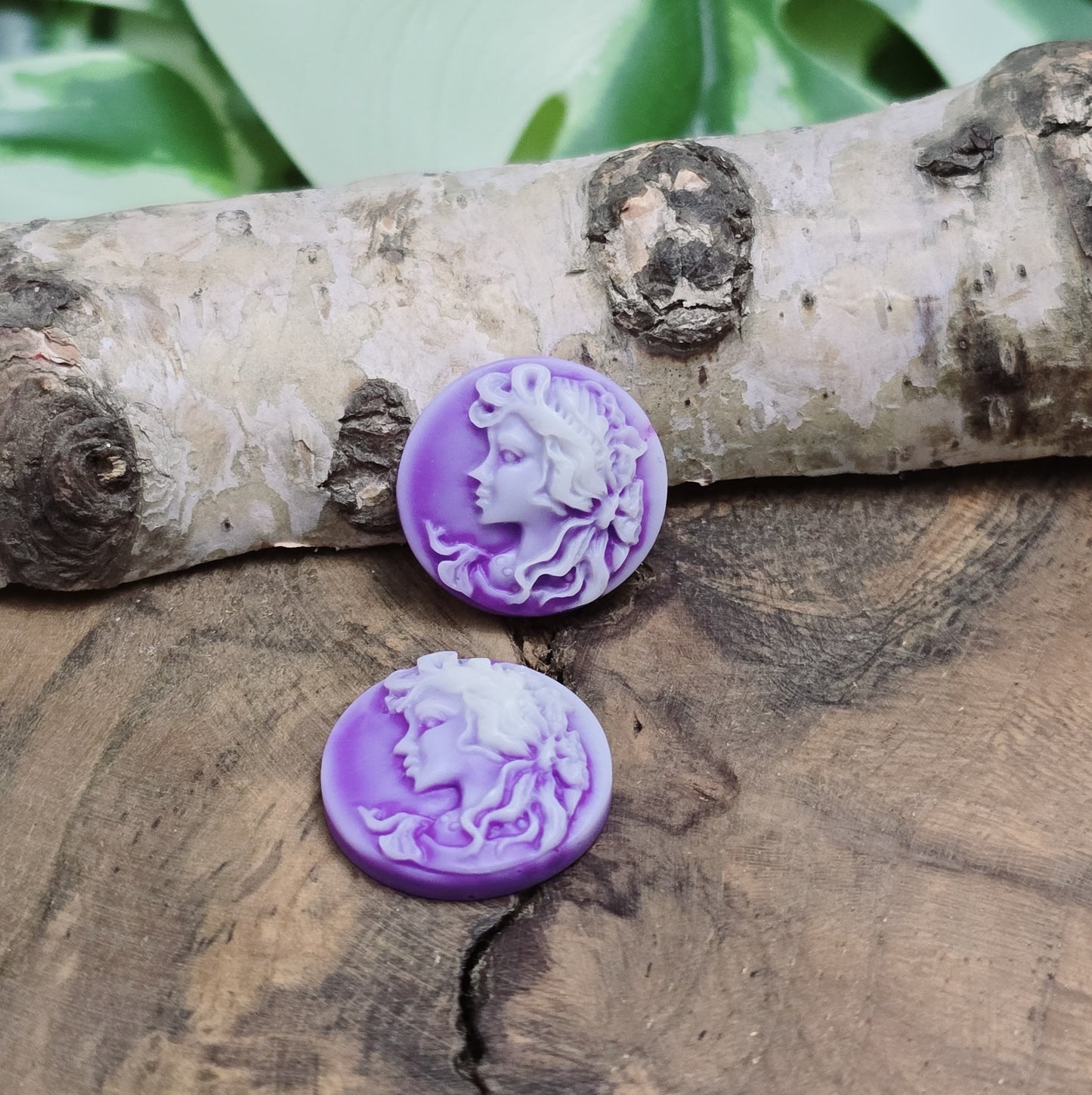 Das Bild zeigt runde Kamee-Cabochons – 17mm – Lila – Nostalgischer Charme für deine DIY-Projekte