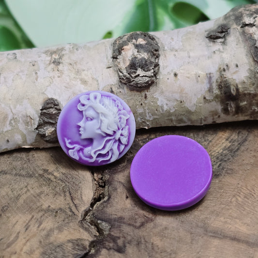 Das Bild zeigt runde Kamee-Cabochons – 17mm – Lila – Nostalgischer Charme für deine DIY-Projekte