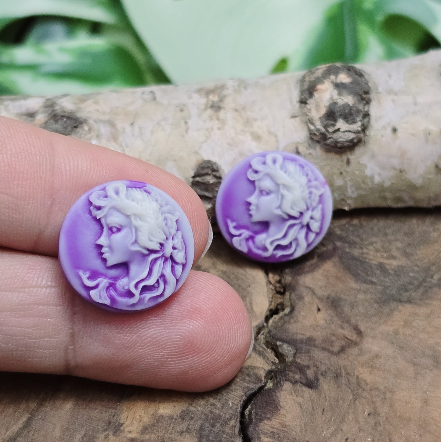 Das Bild zeigt runde Kamee-Cabochons – 17mm – Lila – Nostalgischer Charme für deine DIY-Projekte
