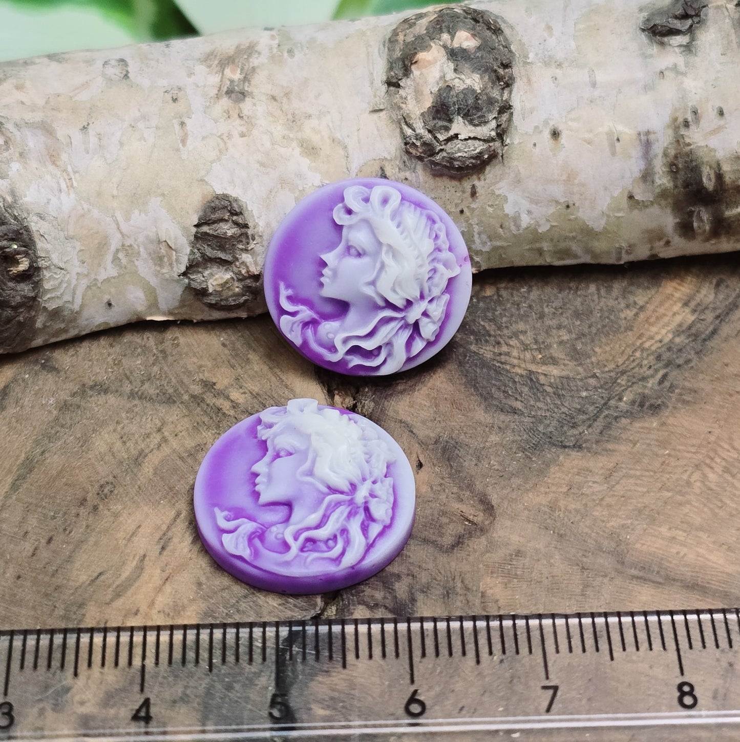 Das Bild zeigt runde Kamee-Cabochons – 17mm – Lila – Nostalgischer Charme für deine DIY-Projekte
