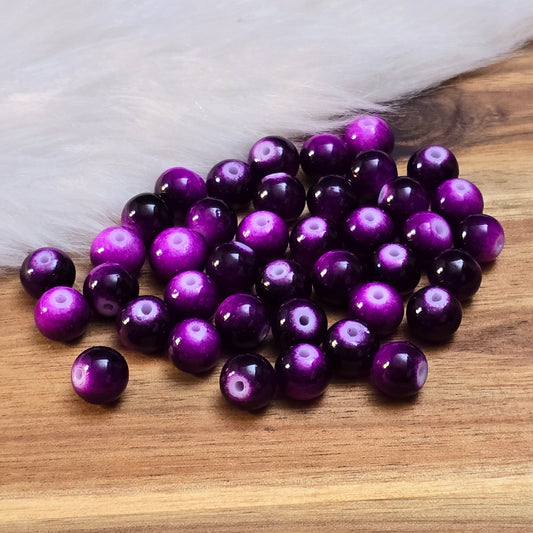 Das Bild zeigt Glasperlen in Ombre Optik.
Ombre kommt aus dem Französischen und bedeutet „Schatten“ oder „Verlauf“.