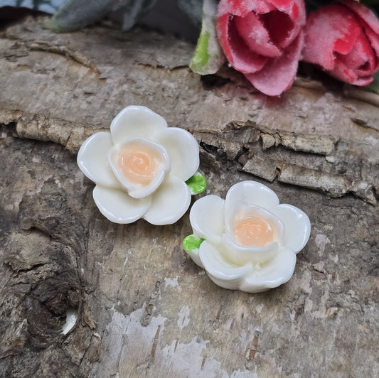 Das Bild zeigt 2 Cabochons weiße Mandelblüte – 15mm – Frische Akzente für deine Schmuckkreationen 🌸✨