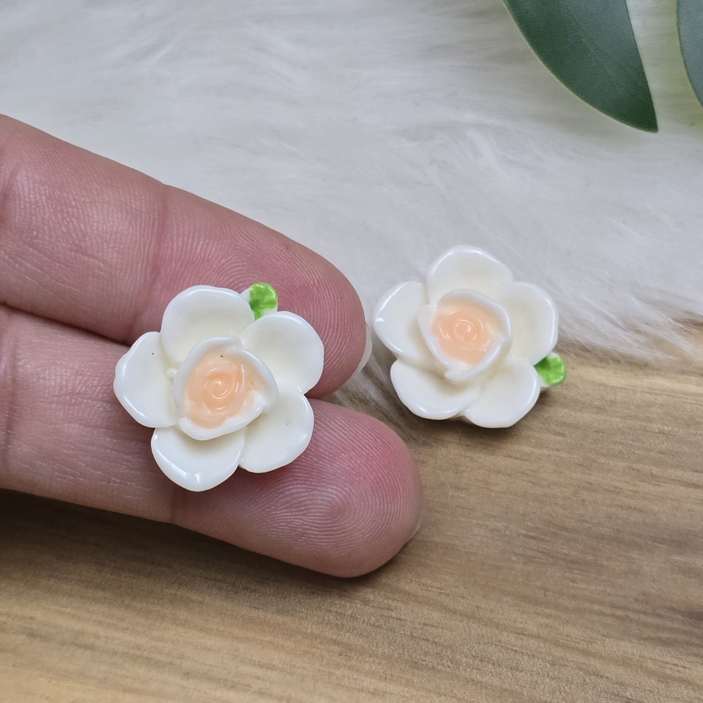 Das Bild zeigt 2 Cabochons weiße Mandelblüte – 15mm – Frische Akzente für deine Schmuckkreationen 🌸✨