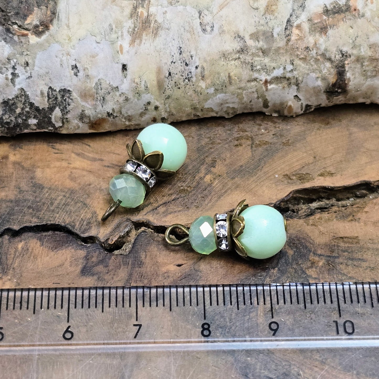 2 Anhänger, 18mm, Glasperlen Lindgrün, Strassrondell, Shabby, antik bronzefarbig, handamde