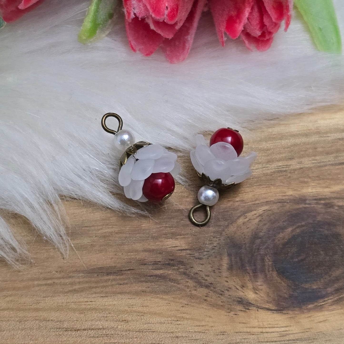 2 handgefertigte Anhänger, 20mm, Blüte matt Weiß/Dunkelrot, Shabby, antik bronzefarbig