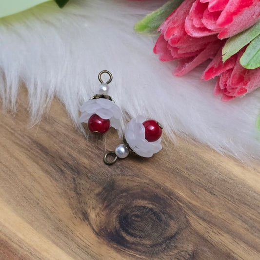 2 handgefertigte Anhänger, 20mm, Blüte matt Weiß/Dunkelrot, Shabby, antik bronzefarbig