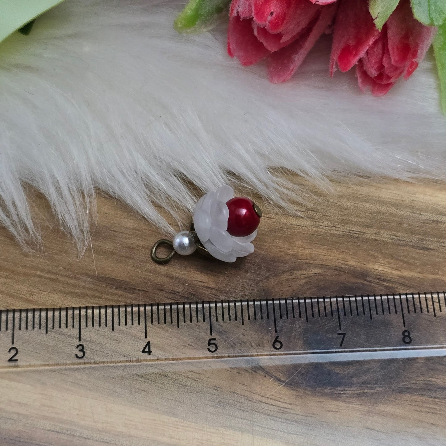2 handgefertigte Anhänger, 20mm, Blüte matt Weiß/Dunkelrot, Shabby, antik bronzefarbig