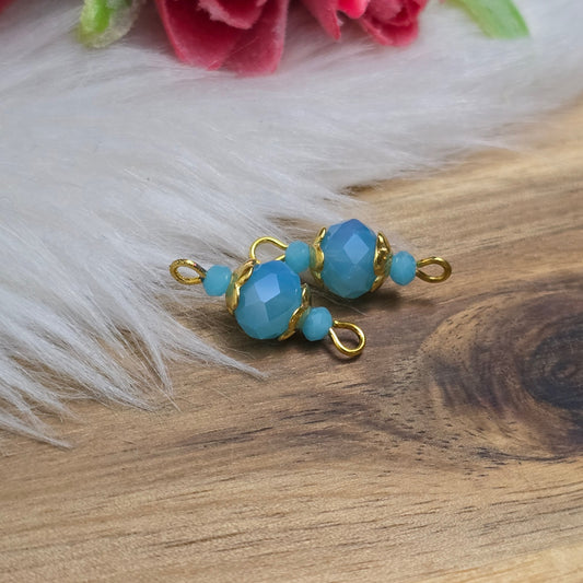 Das Bild zeigt zwei handgefertigte Verbinder mit denen du deinen persönlichen Schmuck aufpeppen kannst! Die funkelnden, facettierten Kristallglasperlen strahlen eine dezente Wärme aus und harmonieren perfekt mit den vergoldeten Metallelementen.