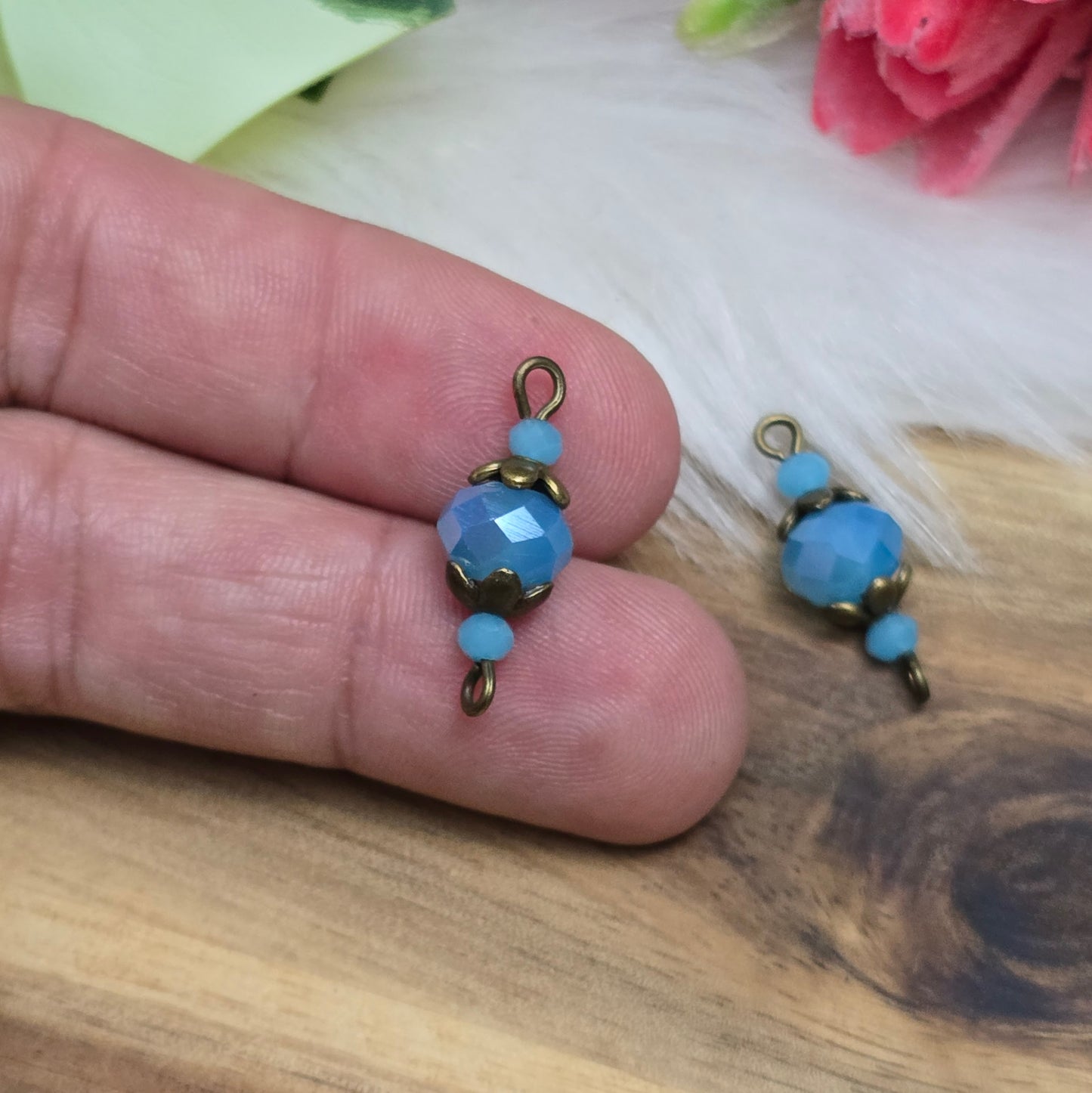 Das Bild zeigt zwei handgefertigte Schmuckverbinder zur individuellen Schmuckfertigung! Die funkelnden, facettierten Kristallglasperlen strahlen eine dezente Wärme aus und harmonieren perfekt mit den antik bronzefarbigen Metallelementen.