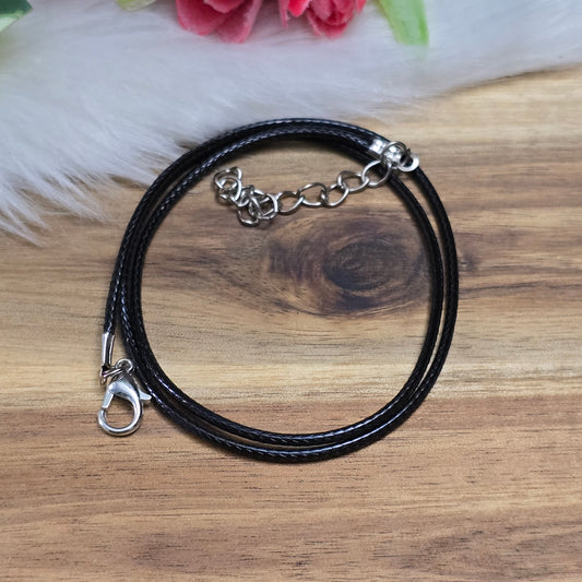 Dieses Set besteht aus zwei eleganten Ketten aus gewachster Baumwolle in Schwarz, die jeweils 45 cm lang sind und einen Durchmesser von 1,5 mm haben. Sie sind vielseitig einsetzbar und eignen sich hervorragend als Grundlage für Ihre individuellen Schmuckstücke. Jede Kette verfügt über einen stabilen Karabinerverschluss sowie ein 6 cm langes Verlängerungskettchen, das eine Anpassung der Länge ermöglicht. Diese Ketten sind perfekt für die Kombination mit verschiedenen Anhängern oder als stilvolles, minimalist