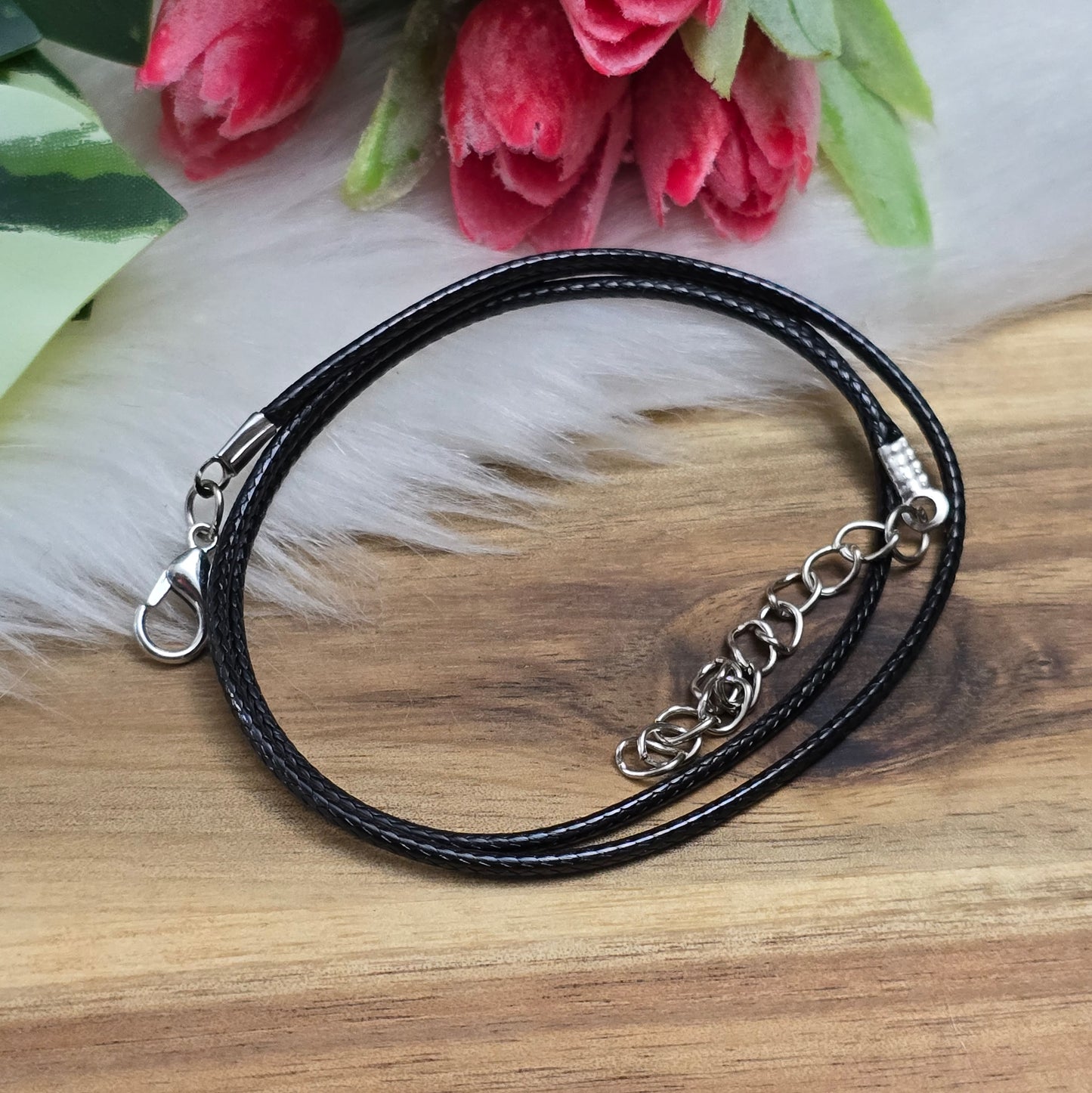 Dieses Set besteht aus zwei eleganten Ketten aus gewachster Baumwolle in Schwarz, die jeweils 45 cm lang sind und einen Durchmesser von 1,5 mm haben. Sie sind vielseitig einsetzbar und eignen sich hervorragend als Grundlage für Ihre individuellen Schmuckstücke. Jede Kette verfügt über einen stabilen Karabinerverschluss sowie ein 6 cm langes Verlängerungskettchen, das eine Anpassung der Länge ermöglicht. Diese Ketten sind perfekt für die Kombination mit verschiedenen Anhängern oder als stilvolles, minimalist