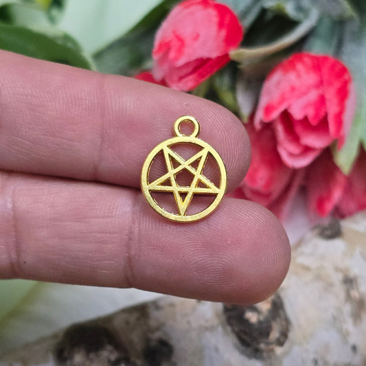 Das Bild zeigt fünf Anhänger in Form eines invertierten Pentagramms, die in vergoldeter Ausführung gestaltet sind. Jeder Anhänger ist in einem geschlossenen Ring gefasst und hat eine Größe von etwa 16 x 13 mm. Die Oberfläche der Anhänger glänzt und reflektiert das Licht, wodurch ein eleganter und ansprechender Effekt entsteht. Die geometrische Form des invertierten Pentagramms vermittelt eine mystische Aura und verleiht den Anhängern einen besonderen Charakter.